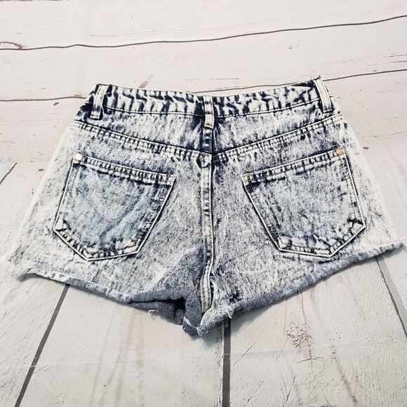 Refuge Jean Shorts Sz 2 Acid Washed Denim Cut Offs - Picture 2 of 4